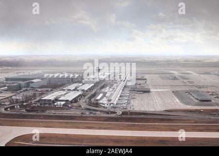 Vue aérienne de l'aéroport de Munich, l'aéroport international de Munich, capitale de la Bavière, Allemagne. Vue sur l'aéroport pendant une douche de pluie au printemps. Banque D'Images