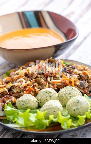 Boulettes de poulet, riz sauvage et l'arrière-plan bois soupe Banque D'Images