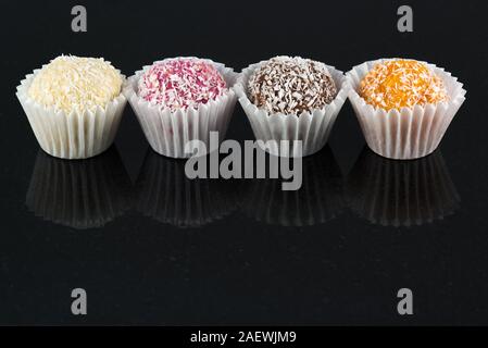 Quatre bonbons santé naturelle de fond en verre noir gros plan Banque D'Images