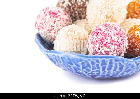 Santé Naturelle de bonbons dans un bol isolé sur fond blanc Banque D'Images