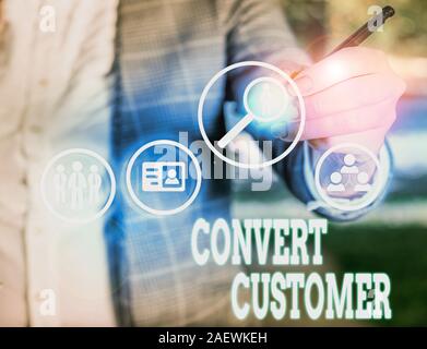 La main conceptuel montrant Convertir Client. Sens Concept le pourcentage de visiteurs qui prennent l'action souhaitée Banque D'Images