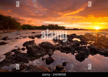 Au coucher du soleil spectaculaire plage 69 Plage Waialea ou sur la côte Kohala de Big Island Hawaii, USA. Banque D'Images