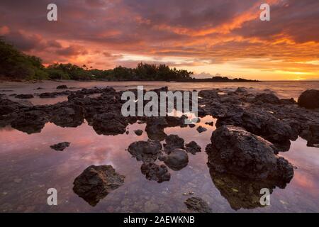 Au coucher du soleil spectaculaire plage 69 Plage Waialea ou sur la côte Kohala de Big Island Hawaii, USA. Banque D'Images