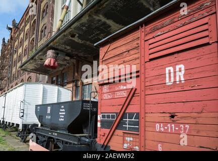 Vintage train historique à l'emplacement des chariots abandonnés pour la réparation, Magdeburg Allemagne Banque D'Images