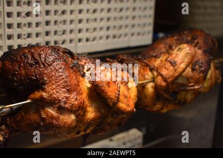 Poulet rôti cuit à la rôtissoire Banque D'Images