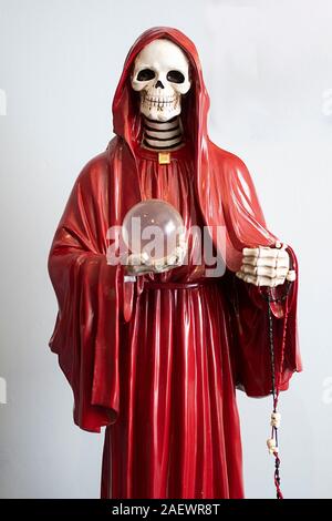 SANTA MUERTE. Une statue du saint de la mort dans un temple d'accueil dans le Queens à New York. Une robe rouge symbolise la passion et affaires de coeur. Banque D'Images