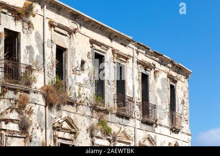 Façade de bâtiment abandonné en ruine et envahi par la Banque D'Images