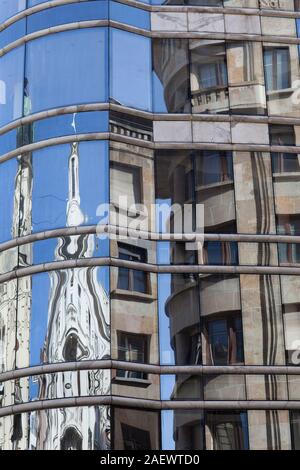 Belgrade, la réflexion des bâtiments historiques dans le bureaux modernes Banque D'Images