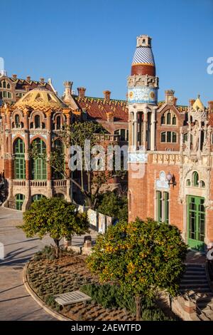 L'ancien hôpital de la Santa Creu i Sant Pau dans le quartier d'El Guinardo, Barcelone. Il est conçu par l'architecte moderniste Lluis Domenech Banque D'Images