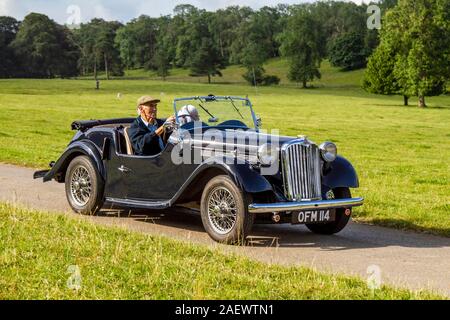 Chanteur bleu des années 1964 ; voitures classiques, historiques, chers, minuteurs anciens,Ancien combattant de collection restauré, véhicules d'antan arrivant pour l'événement automobile historique de Mark Woodward à Leighton Hall, Carnforth, Royaume-Uni Banque D'Images