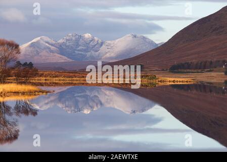 La neige a couvert un Teallach reflétée dans le Loch Droma, Wester Ross Banque D'Images