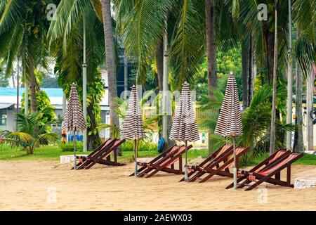 Fermé parasols et chaises de bureau rainy day Banque D'Images