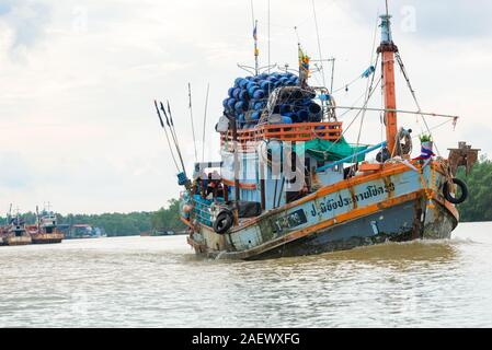 Une vue typique de la Thaïlande la vie de la rivière. Vieux bateau de pêche Banque D'Images