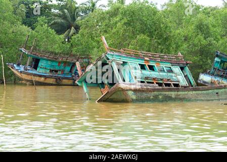 Une vue typique de la Thaïlande la vie de la rivière. Bateaux de pêche en ruine Banque D'Images