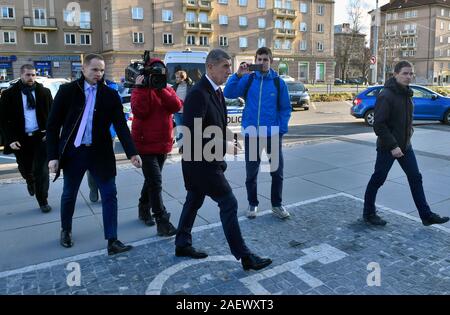 Ostrava, République tchèque. Dec 10, 2019. Sirènes retentit tous sur la République tchèque le 17 décembre pour commémorer les victimes de prises de vue dans l'hôpital d'Ostrava, PM Andrej Babis (centre) dit, à Ostrava, en République tchèque, le 10 décembre 2019. A 42 ans, l'homme de la région d'Opava, en Moravie du nord, tourné six morts et blessé un autre patients dans une salle d'attente de l'Hôpital universitaire d'Ostrava ambulatoire de la traumatologie ward ce matin. Photo : CTK Jaroslav Ozana/Photo/Alamy Live News Banque D'Images