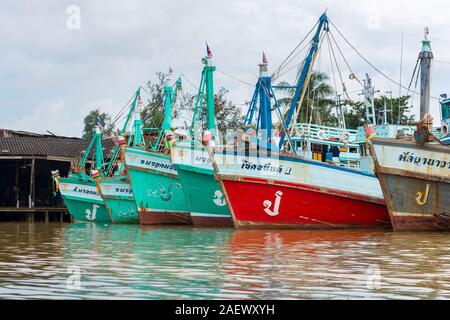 Une vue typique de la Thaïlande la vie de la rivière. Vieux bateaux de pêche Banque D'Images