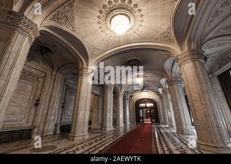 Colonnes majestueuses le long du corridor hall dans le Palais du Parlement roumain Banque D'Images