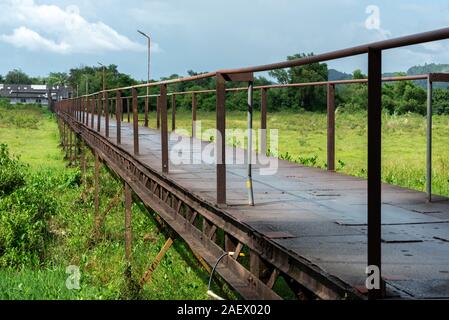 Vieux pont de fer fait main Phangnga Province. Symbole de la Taku de Pa, la Thaïlande. Banque D'Images