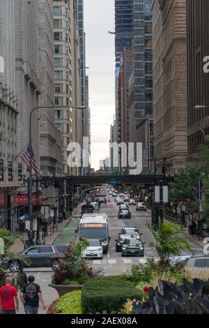 Chicago, Illinois, USA - Circa 2019 : vue verticale down street dans le centre-ville de Chicago pendant le jour trajet du matin passé l voie ferrée boucle frais généraux Banque D'Images