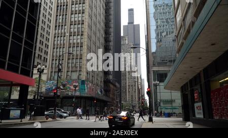 Chicago, USA - Circa 2019 : street intersection du centre-ville passé le trafic passant au cours de trajet du matin avec Willis Tower en arrière-plan Banque D'Images