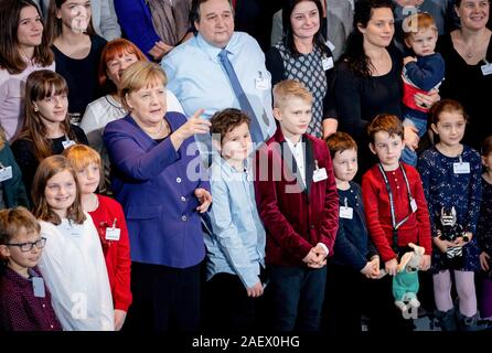 Berlin, Allemagne. Dec 11, 2019. La chancelière Angela Merkel (CDU, première rangée, 4e à partir de la gauche) reçoit à la Chancellerie fédérale les proches de soldats des Forces armées allemandes ainsi que des officiers de police sur les missions à l'étranger. Credit : Kay Nietfeld/dpa/Alamy Live News Banque D'Images