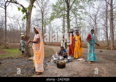 AMRAVATI, Maharashtra, Inde, 11 juin 2017 : les femmes rurales indiennes non identifié à transporter l'eau sur leurs têtes dans des pots traditionnels à partir de la pompe à main, tous les jours W Banque D'Images