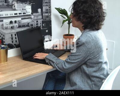 Entreprise moderne caucasian woman travaillant sur son ordinateur portable. Elle travaille de chez elle, en ligne. Entrepreneur. Banque D'Images