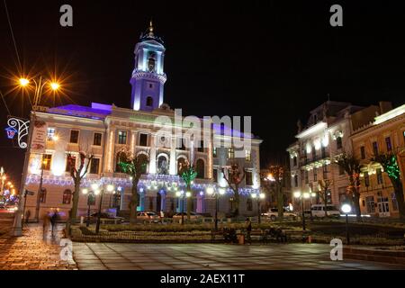 L'Hôtel de ville de Tchernivtsi avec décoration de Noël en hiver par nuit, Ukraine Banque D'Images