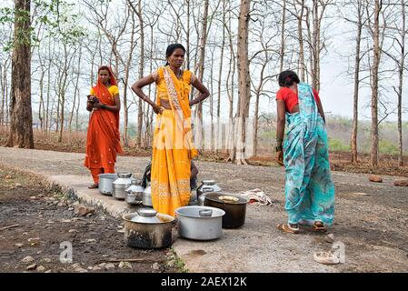 AMRAVATI, Maharashtra, Inde, 11 juin 2017 : les femmes rurales indiennes non identifié à transporter l'eau sur leurs têtes dans des pots traditionnels à partir de la pompe à main, tous les jours W Banque D'Images