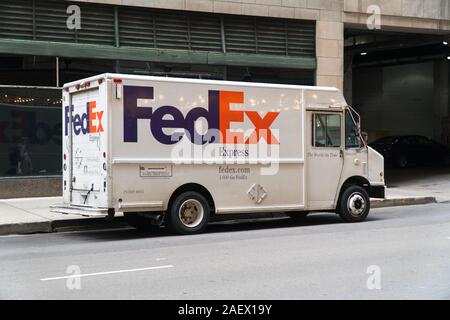 Chicago, USA - Circa 2019 - Fedex Express truck garé sur la route de la ville des livraisons aux immeubles de bureaux Banque D'Images