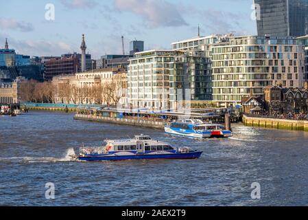 Le trafic fluvial sur la rivière Thames, London, UK. Les bus de la rivière Thames Clippers MBNA, Storm et Clipper Clipper Jupiter tour approche millénaire Pier Banque D'Images