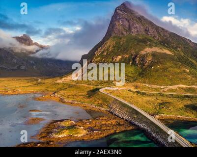 High Peak près de Fredvang, ponts, Fredvangbruene sont deux ponts cantilever au crépuscule dans les Lofoten, Norvège. Banque D'Images