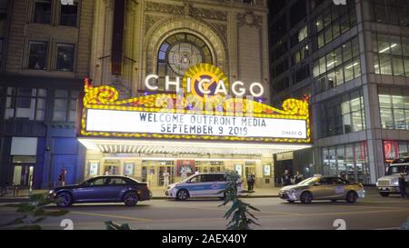 Chicago, IL - Circa 2019 : la nuit l'établissement extérieur photo de Chicago Landmark Theatre situé dans la section de la boucle du centre-ville accueille des concerts, magic Banque D'Images