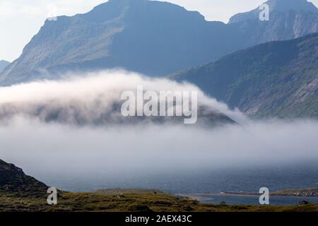 Le brouillard près de Fredvang, ponts, Fredvangbruene sont deux ponts cantilever au crépuscule dans les Lofoten, Norvège. Banque D'Images