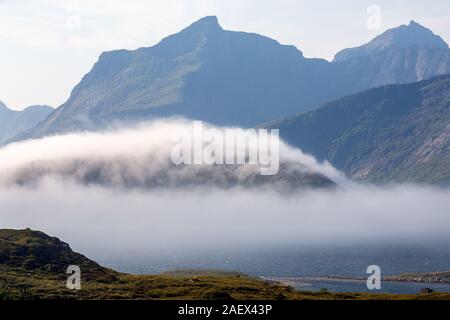 Le brouillard près de Fredvang, ponts, Fredvangbruene sont deux ponts cantilever au crépuscule dans les Lofoten, Norvège. Banque D'Images