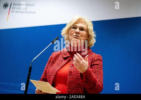 Berlin, Allemagne. Dec 11, 2019. Christine Lambrecht (SPD), Ministre fédéral de la Justice et de la protection des consommateurs, parle aux représentants des médias dans son ministère. Le gouvernement fédéral veut aider les touristes paquet de la société Thomas Cook voyages insolvable financièrement. Credit : Kay Nietfeld/dpa/Alamy Live News Banque D'Images