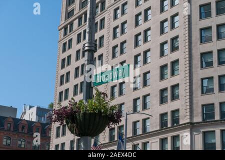 Signe de la rue Broadway au centre de Manhattan. La ville de New York célèbre chaussée contre un immeuble d'arrière-plan. Situation de l'immobilier cher à NY Banque D'Images