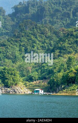 Lac de Na Hang, province de Tuyen Quang, au Vietnam - 27 septembre 2019 : un pêcheur est la suppression d'un filet de pêche sur le lac de Na Hang le matin Banque D'Images