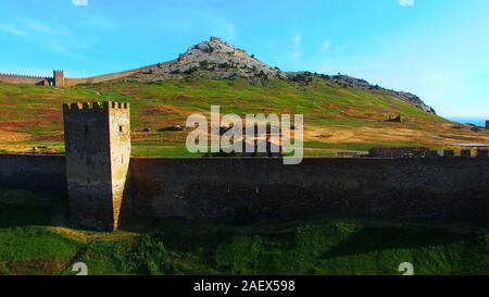 Vue aérienne de la forteresse génoise surplombant le paysage. La Crimée, Sudak Banque D'Images