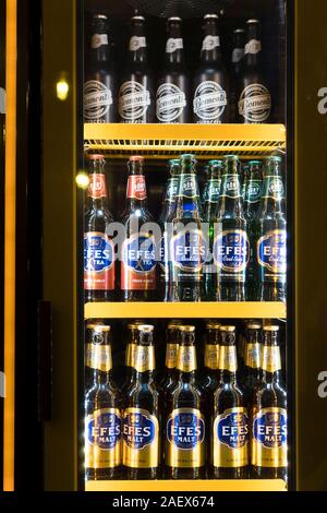 Istanbul, Turquie - 10 décembre , 2019 : Célèbre Turkis Beers comme, la FEAS Revue de malt, filtresiz bomonti bières en bouteille sont dans une boisson d'un réfrigérateur. Banque D'Images