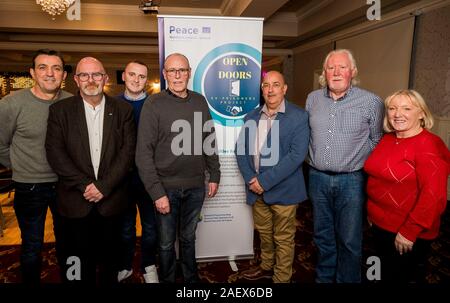 L-R Paul Gallagher de enseigner Na Faile, Gary Blair de la location NI, Joe Matthews de enseigner Na Faile, Martin McKevitt de la charrue, Sam Bell, de l'Epic, invité le président Martin Snodden et Michelle Miller de Cooperation Ireland participant à l'Open Doors séminaire avec les Socialistes et Républicains Loyalist ex-prisonniers politiques groupes hébergés par l'Irlande à la coopération dans la région de Toomebridge complexe Elk, l'Irlande du Nord, pour discuter de classe ouvrière espoirs et craintes pour l'avenir en fonction de l'unité irlandaise et Brexit. Banque D'Images