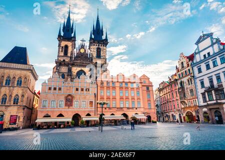 PRAGUE, RÉPUBLIQUE TCHÈQUE - 14 MAI 2016 : la Place de la vieille ville, avec l'église de Tyn est l'un des sites touristiques les plus connus sur la place de la vieille ville. Scène au petit matin, Banque D'Images