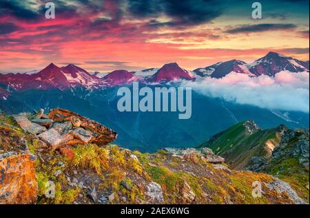 Été spectaculaire lever du soleil sur la montagne Grossglockner. Vue depuis le haut de la célèbre haute route alpine du Grossglockner. L'Autriche, les Alpes, l'Europe. Banque D'Images