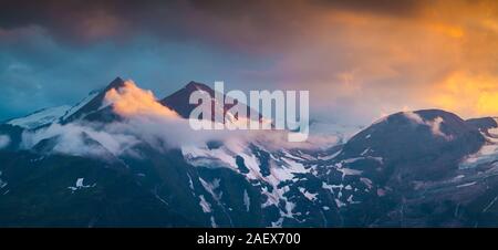 L'été coloré coucher de soleil sur la montagne Grossglockner. Vue depuis le haut de la célèbre haute route alpine du Grossglockner. L'Autriche, les Alpes, l'Europe. Banque D'Images