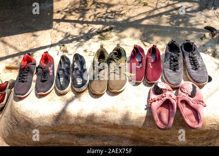 La Province de Lai Chau, Vietnam - 29 septembre 2019 : Le nouveau lavé les vieilles chaussures ont été placés sur un morceau de ciment dans le soleil chaud Banque D'Images