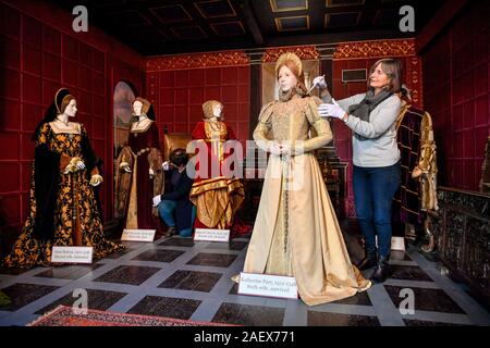 Taille de la vie des mannequins six épouses du roi Henry VIII sont doucement et brossé nettoyés dans le cadre de la nettoyage et entretien des expositions au Château de Sudeley à Winchcombe, Gloucestershire. Catherine Parr, le dernier survivant et épouse du Roi Henry VIII, a vécu, est mort et est enterré dans l'enceinte du château. Banque D'Images