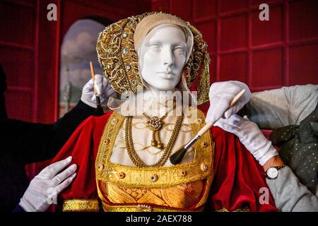 Un mannequin grandeur nature de Anne de Clèves, la quatrième épouse du Roi Henry VIII, est nettoyé et brossé délicatement dans le cadre du nettoyage et entretien des expositions au Château de Sudeley à Winchcombe, Gloucestershire. Catherine Parr, le dernier survivant et épouse du Roi Henry VIII, a vécu, est mort et est enterré dans l'enceinte du château. Banque D'Images