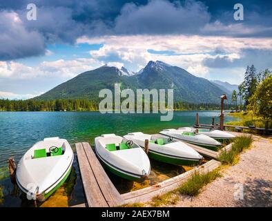 Scène d'été Colorsul sur le lac Hintersee avec plaisir blanc lance en Alpes autrichiennes. L'Europe, Autriche, Deep Ellum. Banque D'Images