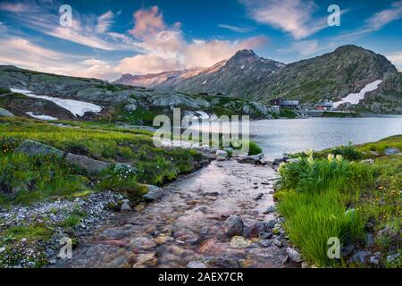 Les derniers rayons de soleil sur le lac Totensee. Alpes, Suisse, Europe. Banque D'Images