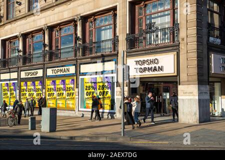 Entrée principale de Topshop et Topman Department Store au coin de la rue Princes Street et South St Andrew Street à Édimbourg, Écosse, Royaume-Uni Banque D'Images